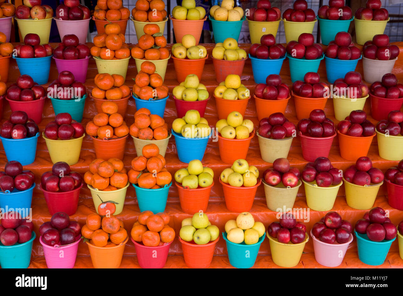 Le Mexique. Chiapas. San Cristobal de las Casas. Bols multicolores de pommes sur support. Magasin de fruits. Banque D'Images