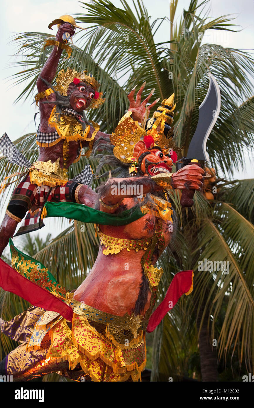 L'île de Bali, Indonésie, Tejakula, festival, celibrated Ogoh-Ogoh le jour avant, le nouvel an balinais Nyepi. Poupées monstres. Banque D'Images