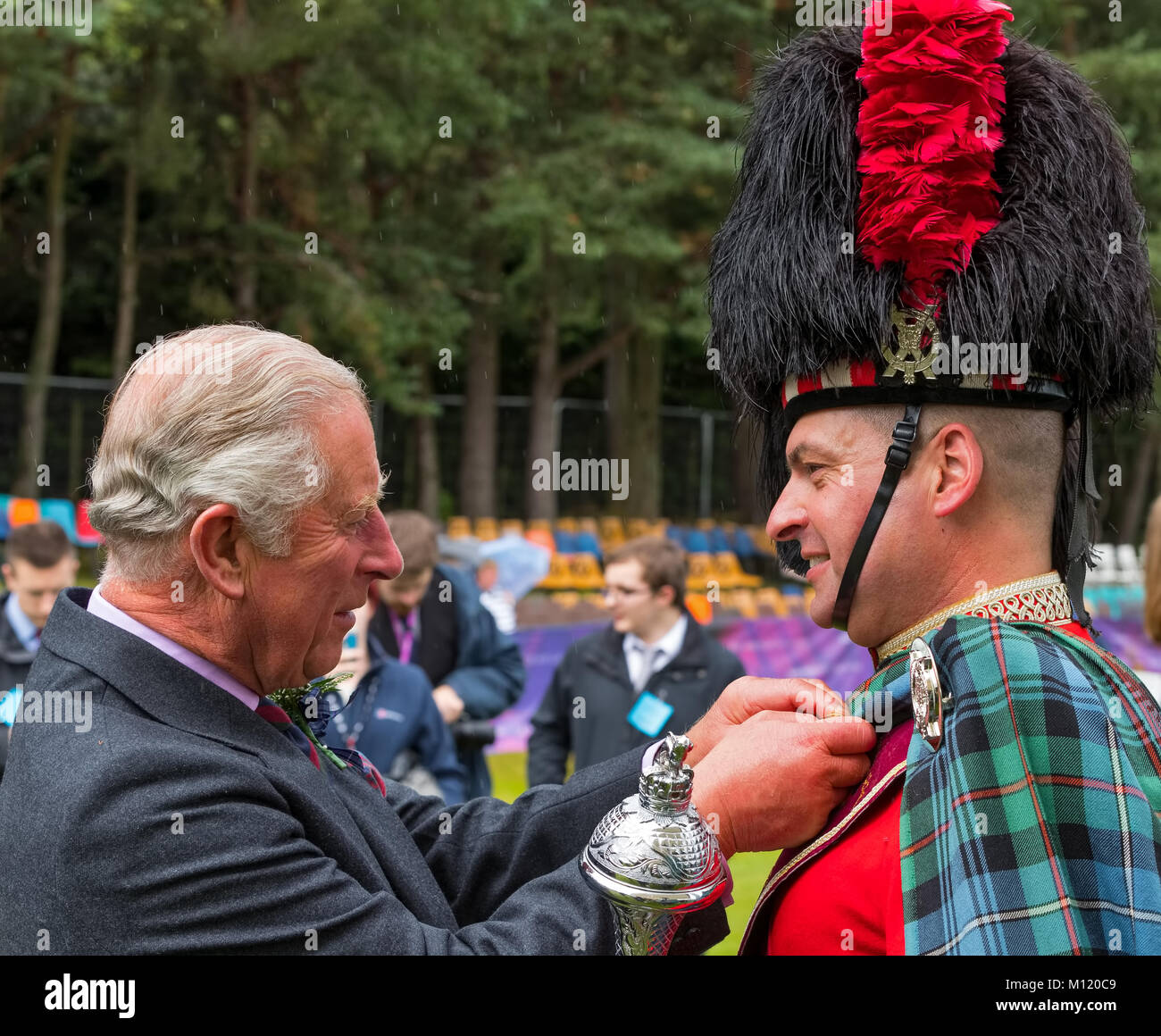 Charles, duc de Rothesay avec tambour-major Ian d'Esson de Ballater and District Pipe Band Banque D'Images