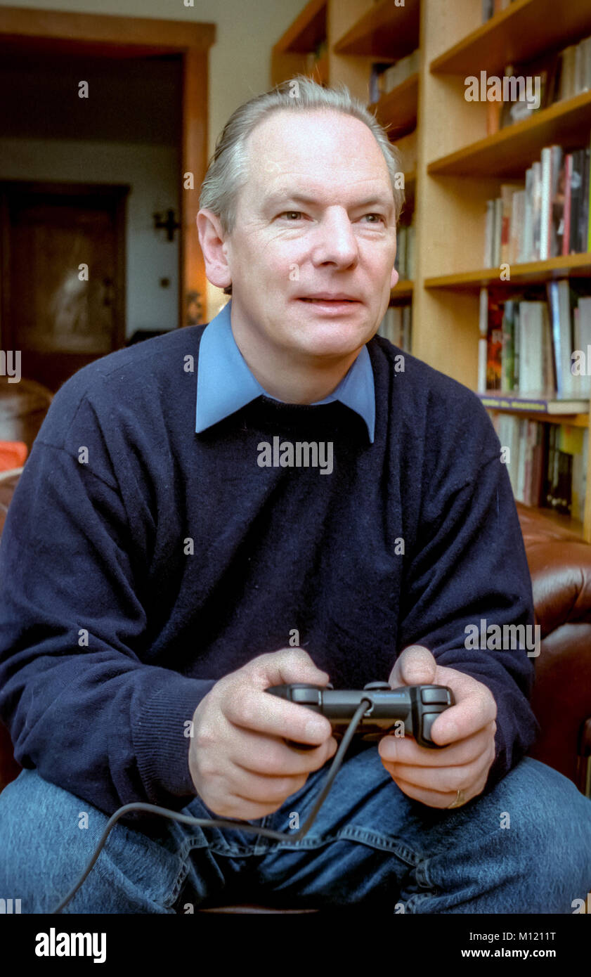 La Très Honorable Francis MAUDE MP, à Horsham, après avoir pris livraison d'un tout nouveau Playstation 2 Banque D'Images