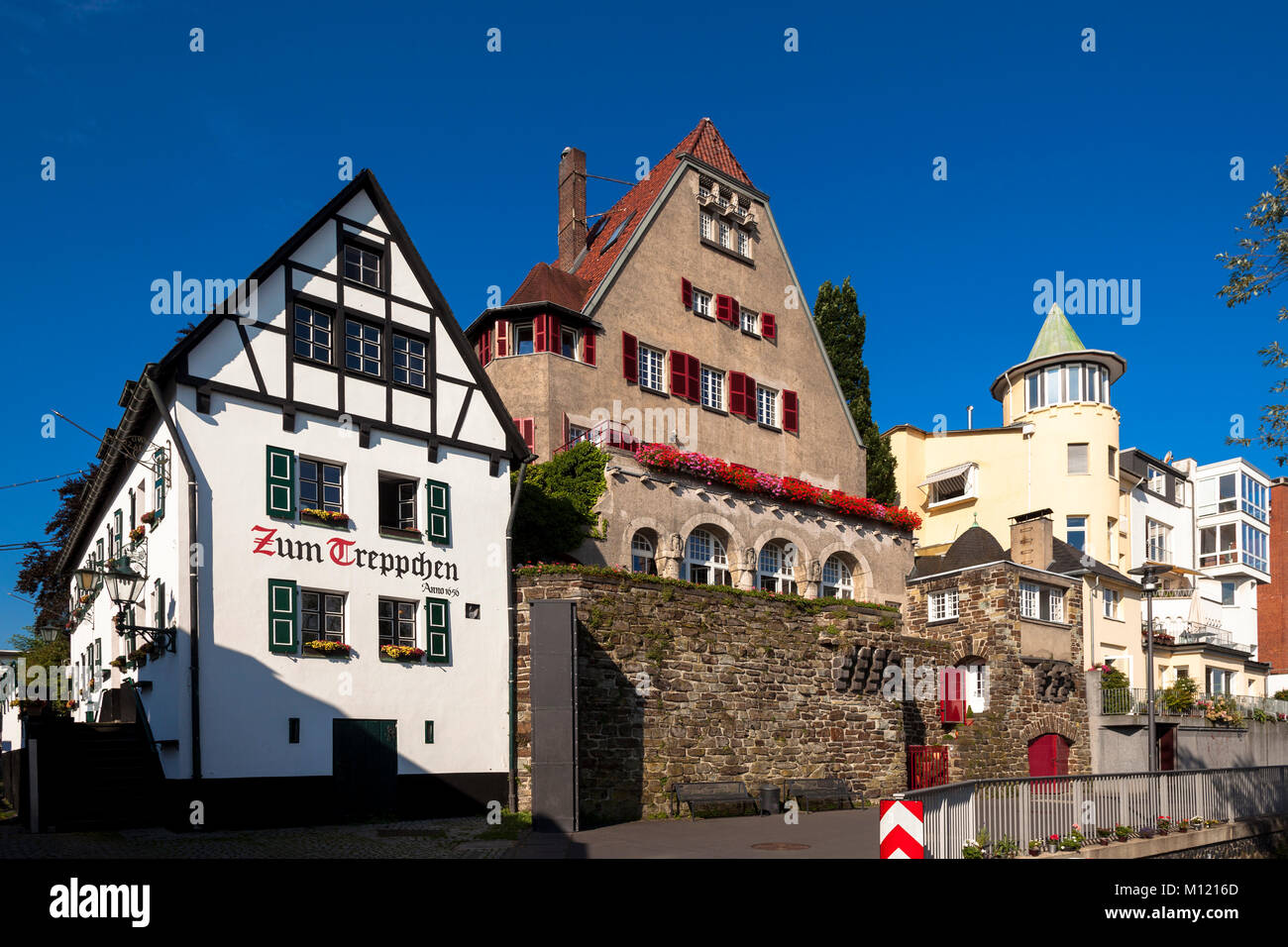 Allemagne, Cologne, maisons sur les rives du Rhin dans le quartier de Rodenkirchen, à gauche le restaurant traditionnel 'Zum Treppchen' Deutsch Banque D'Images