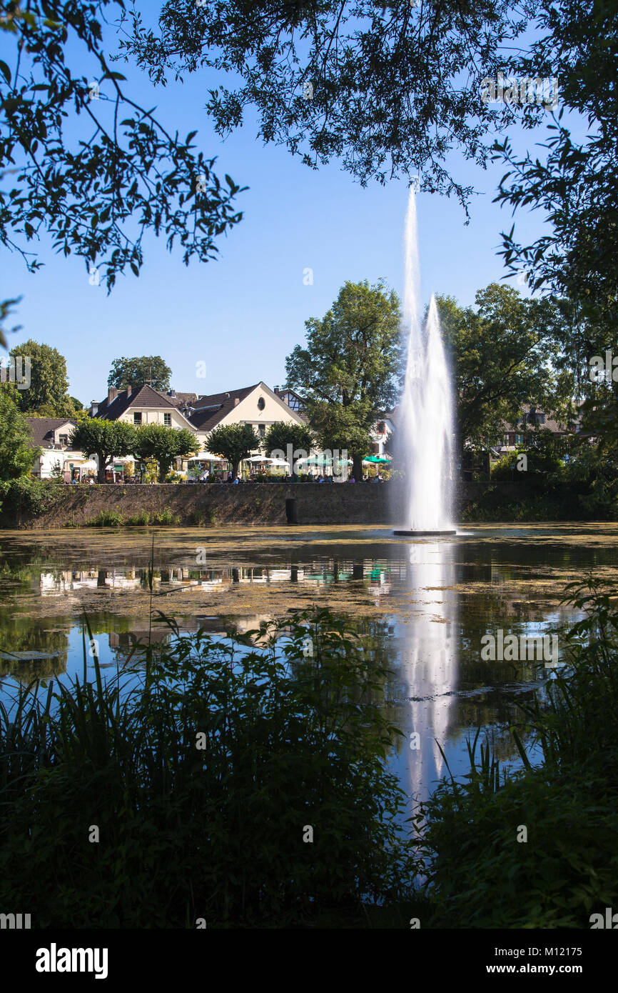 Allemagne, Cologne, l'eau à la fontaine dans le quartier Zuendorf Groov, le Groov est un ancien de l'île du Rhin avec un bras de la rivière envasée. Deutschland, Koe Banque D'Images
