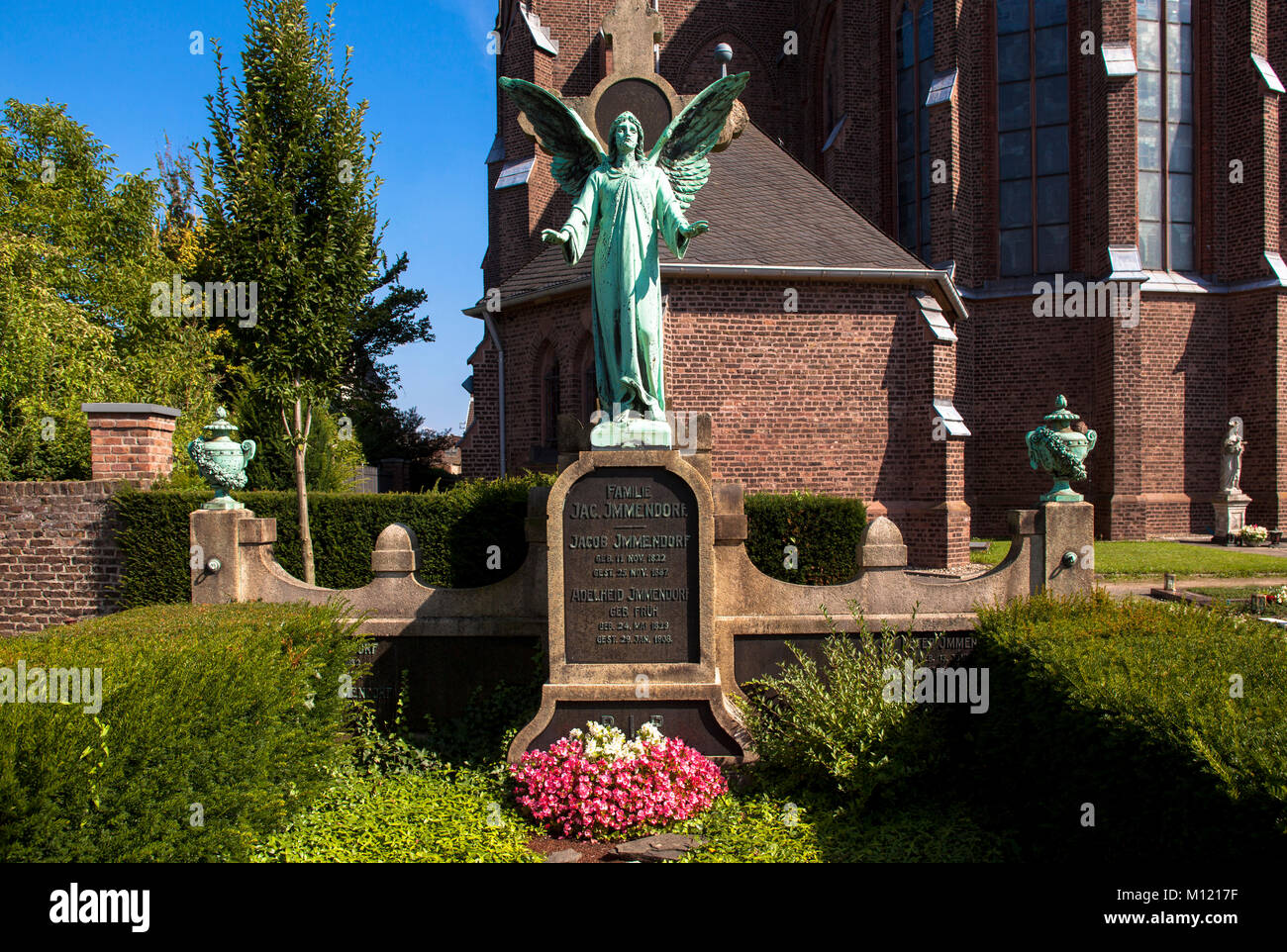 Allemagne, Cologne, ange au cimetière de l'église St. Mariae Geburt dans le quartier Zuendorf. Deutschland, Koeln, Engel auf dem Friedhof der S Banque D'Images