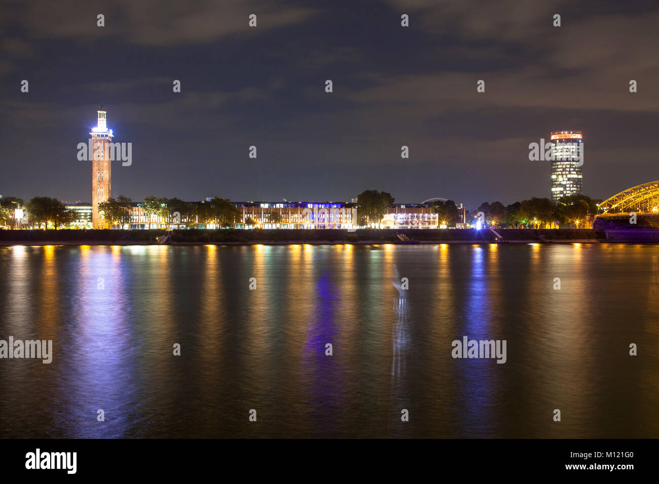 Allemagne, Cologne, vue sur le Rhin à la vieille tour de l'ancien palais des expositions et de l'historique des salles du Rhin dans le quartier de Deutz, tod Banque D'Images