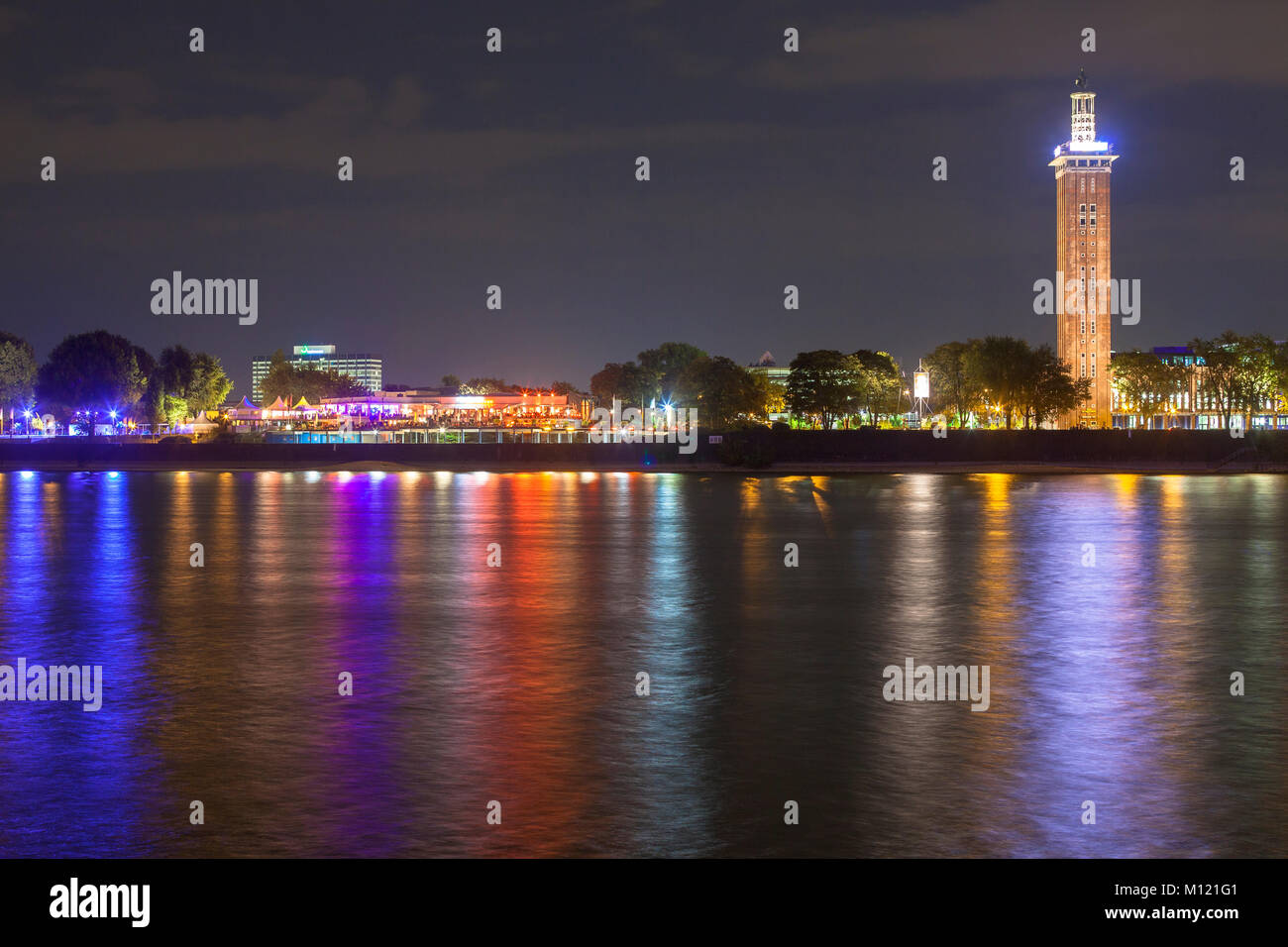 Allemagne, Cologne, vue sur le Rhin à la vieille tour de l'ancien palais des expositions et de l'historique des salles du Rhin dans le quartier de Deutz, tod Banque D'Images
