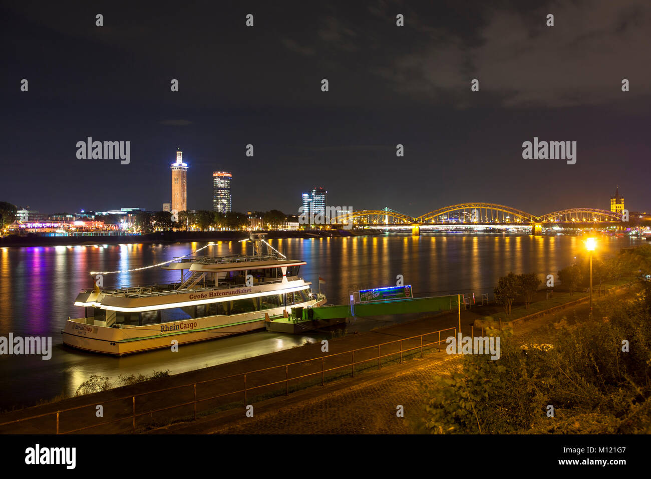 Allemagne, Cologne, vue sur le Rhin pour le quartier Deutz, la vieille tour de l'ancien palais des expositions, l'CologneTriangle de gratte-ciel Banque D'Images