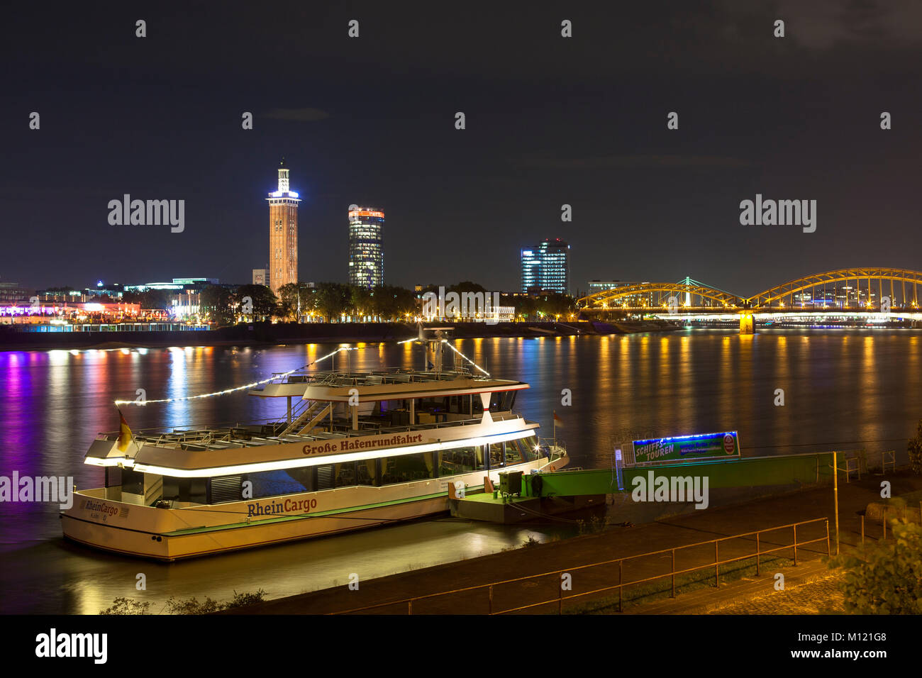 Allemagne, Cologne, vue sur le Rhin pour le quartier Deutz, la vieille tour de l'ancien palais des expositions, l'CologneTriangle de gratte-ciel Banque D'Images
