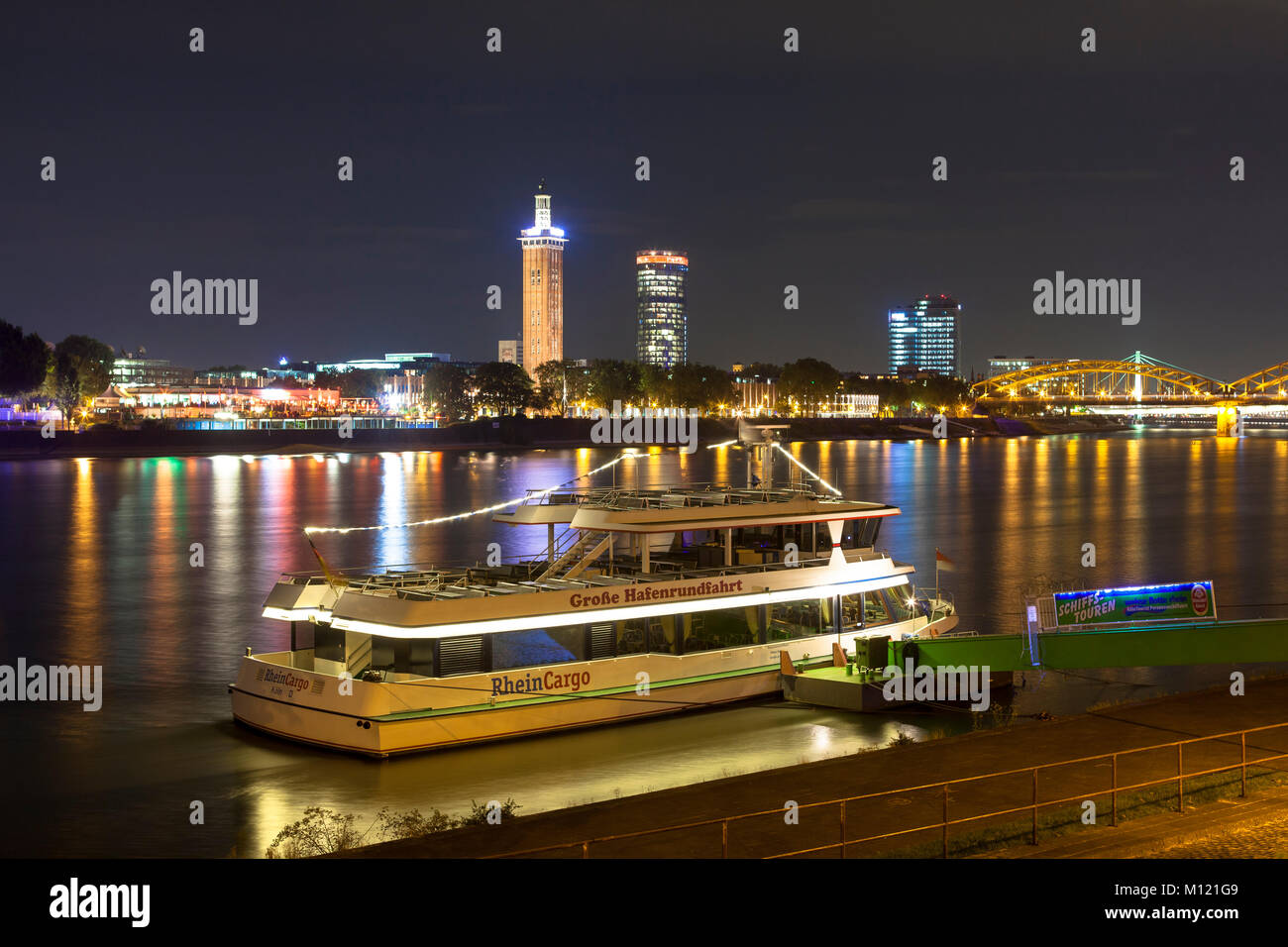 Allemagne, Cologne, vue sur le Rhin pour le quartier Deutz, la vieille tour de l'ancien palais des expositions, l'CologneTriangle de gratte-ciel Banque D'Images