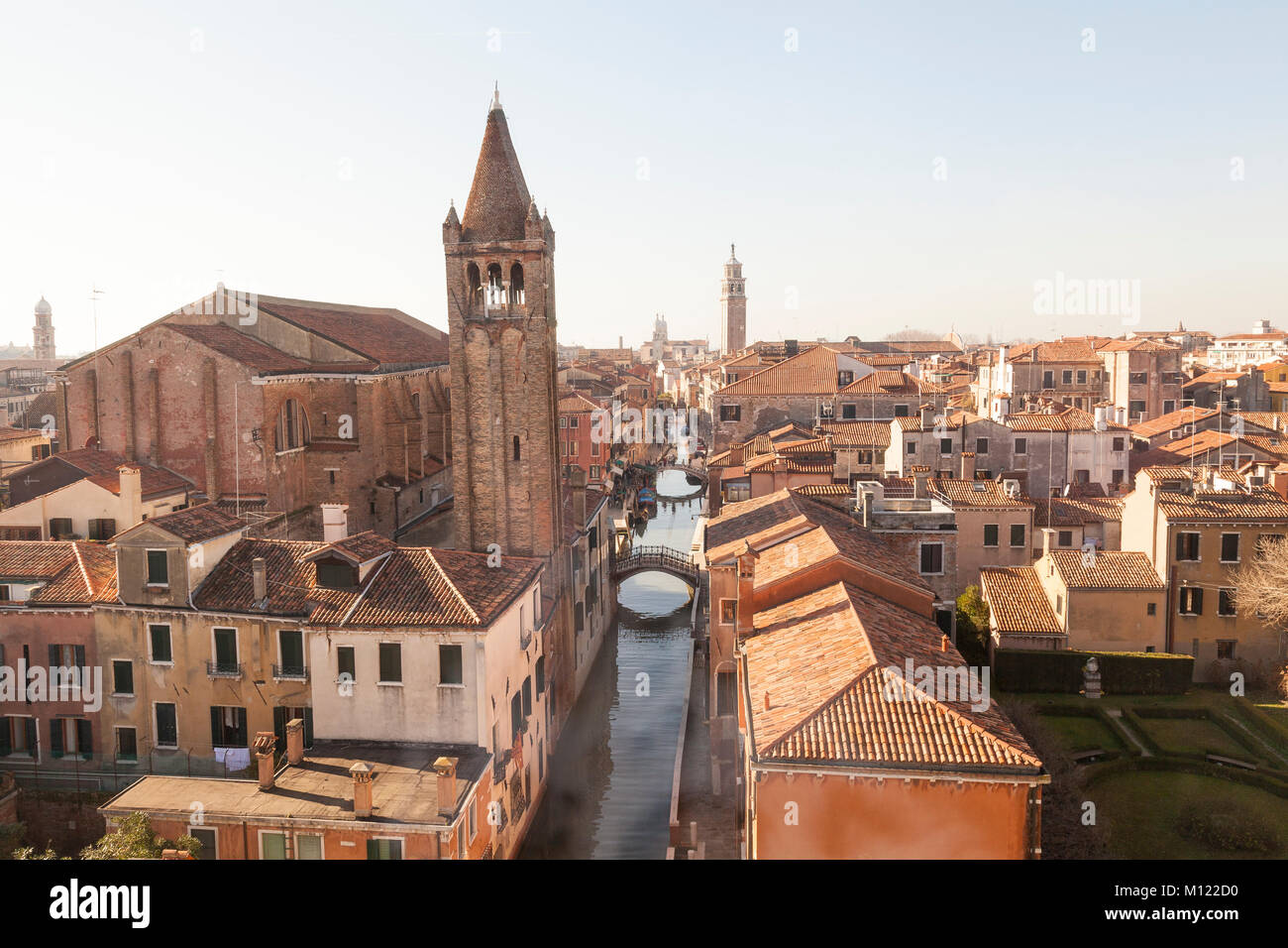 Vue sur le toit plus de Rio de San Barnaba canal, l'église San Barnaba et campanile et Dorsoduro, Venise, Vénétie, Italie en hiver soleil avec léger brouillard Banque D'Images