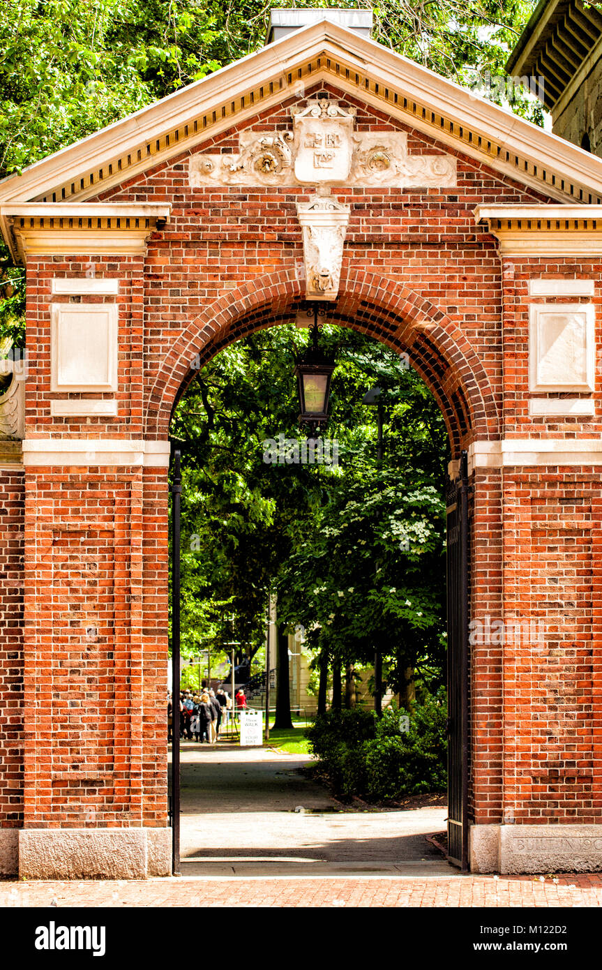L'Université de Harvard ouvrir l'entrée gate dans Harvard Yard. Brique rouge avec une grille de fer. Banque D'Images
