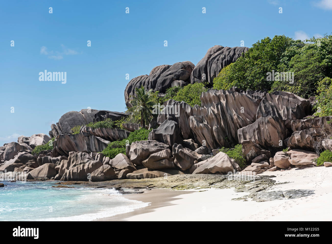 Grand Anse de sable avec des rochers de granit noir Seychelles, Banque D'Images