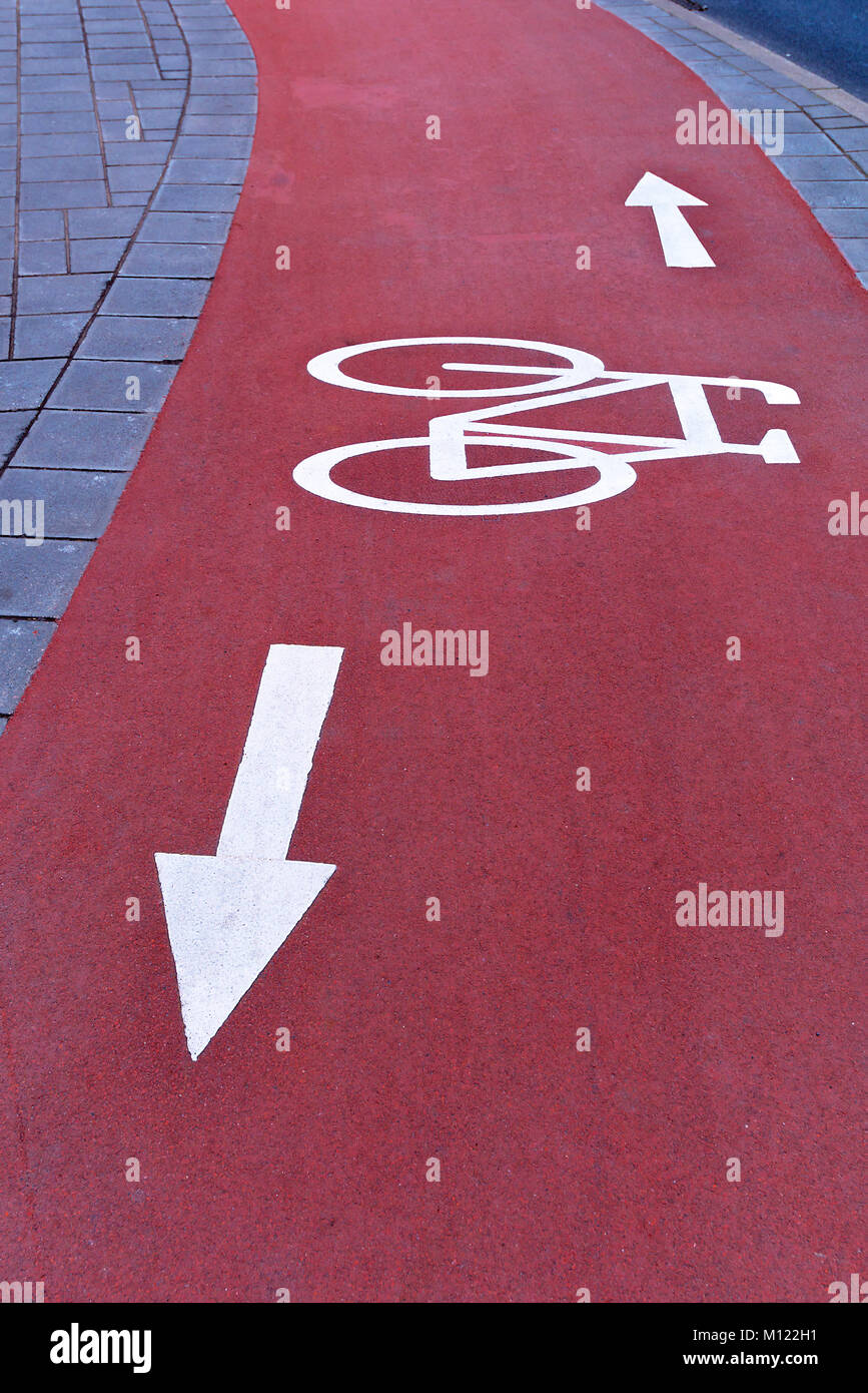 Chemin du cycle rouge avec marquage blanc,location et les flèches de direction, Bavière, Allemagne Banque D'Images