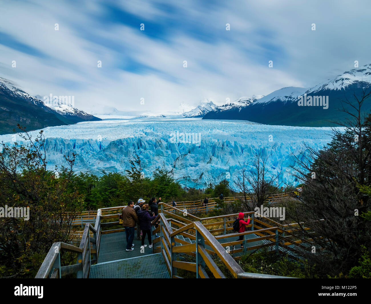 Les touristes sur une plate-forme d'observation au glacier Perito Moreno,région de El Calafate, province de Santa Cruz, Patagonie,Argentine Banque D'Images
