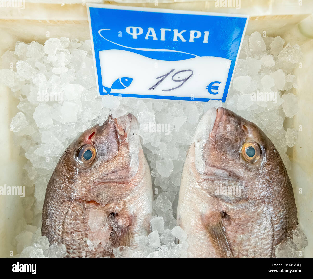 Poissons comestibles à vendre,le poisson sur la glace,Rethymno, Crète, Grèce Banque D'Images