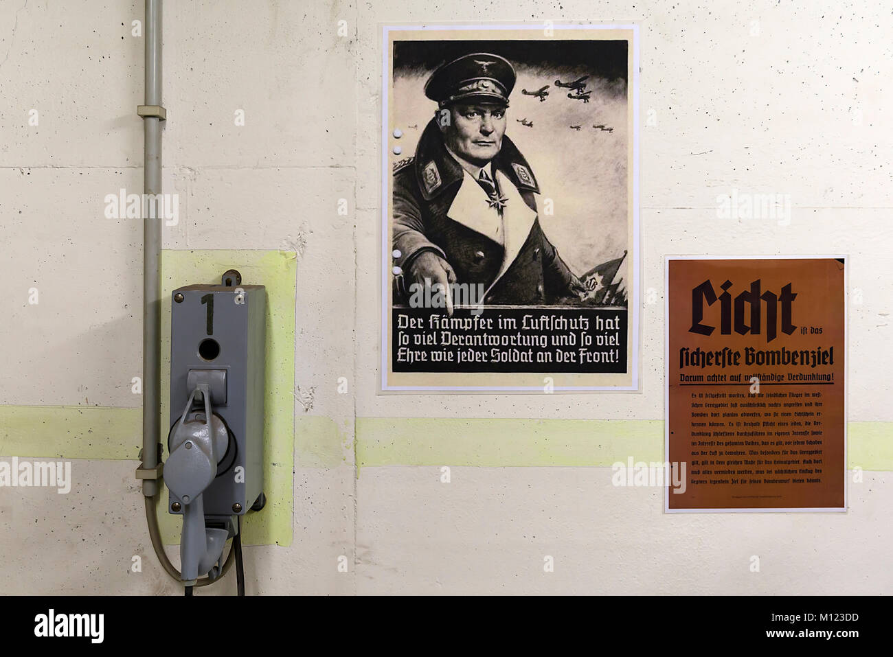 Téléphone Bunker et poster de Göring à partir d'un abri anti-aérien civil au cours de la Seconde Guerre mondiale, Nuremberg, Middle Franconia, Bavaria Banque D'Images