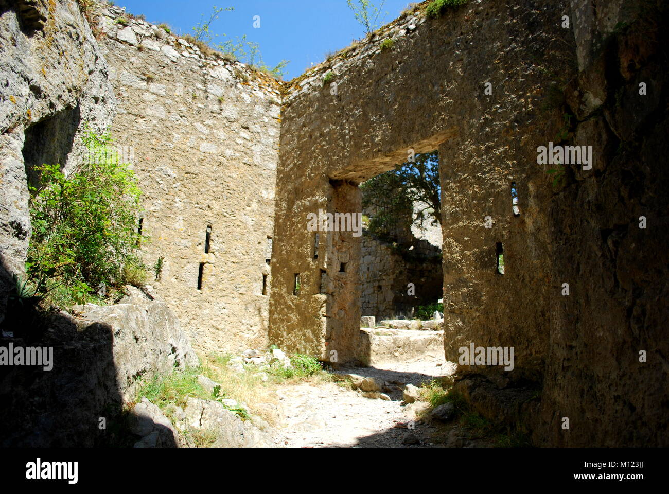 L'intérieur le château de Puilaurens dans le sud de la France, construit par les Cathares qui a suivi une version gnostique du christianisme. Elles sont considérées par beaucoup d'altern Banque D'Images