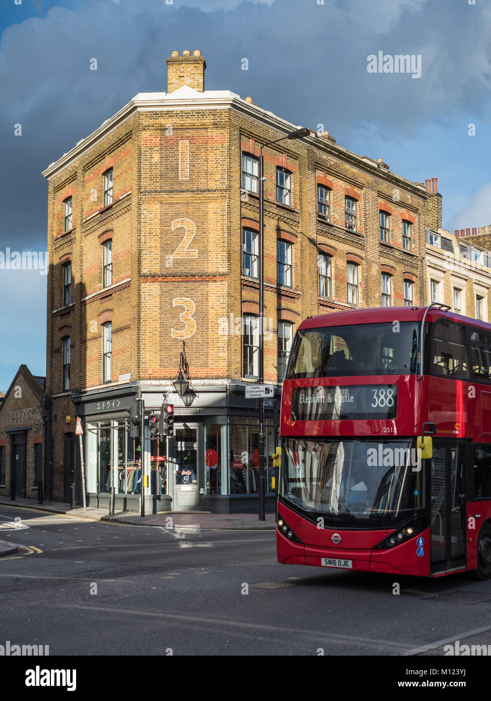 Bethnal Green Road, East London, un bus fait baisser de Bethnal Green Road dans le domaine de la mode Shoreditch est de Londres près de Brick Lane Banque D'Images