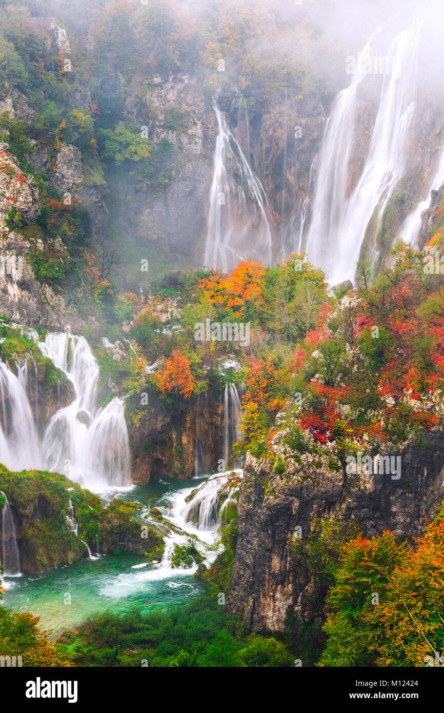 Belle cascade en automne dans le Parc National de Plitvice, Croatie Banque D'Images