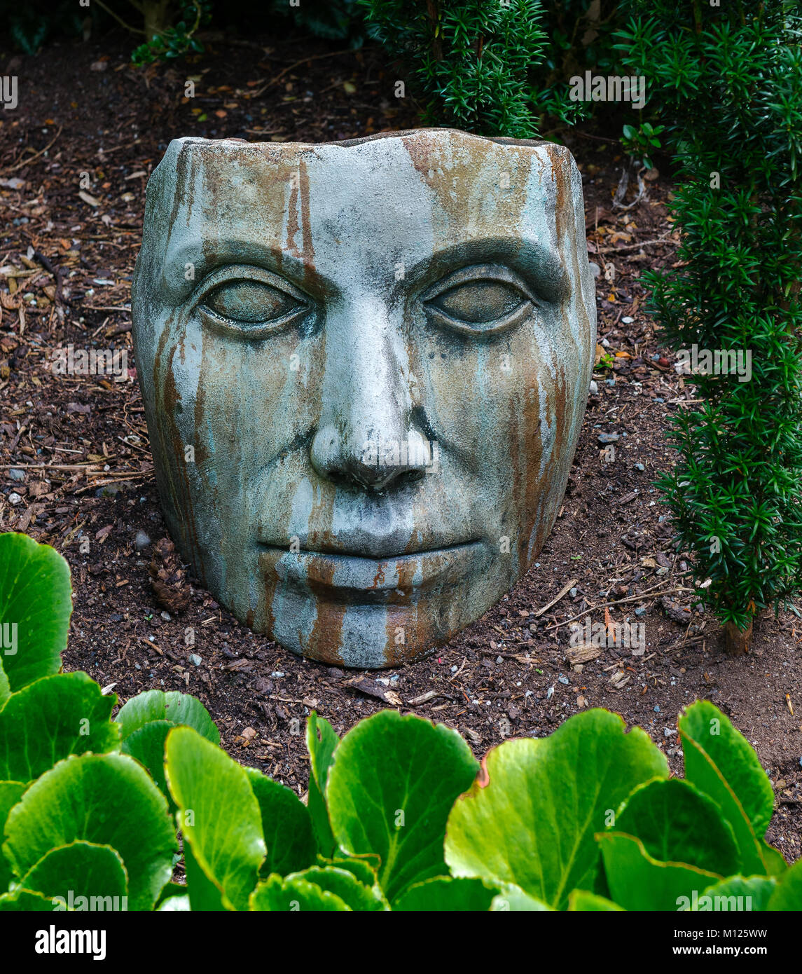 Masque de béton dans un jardin que l'art de jardin Banque D'Images