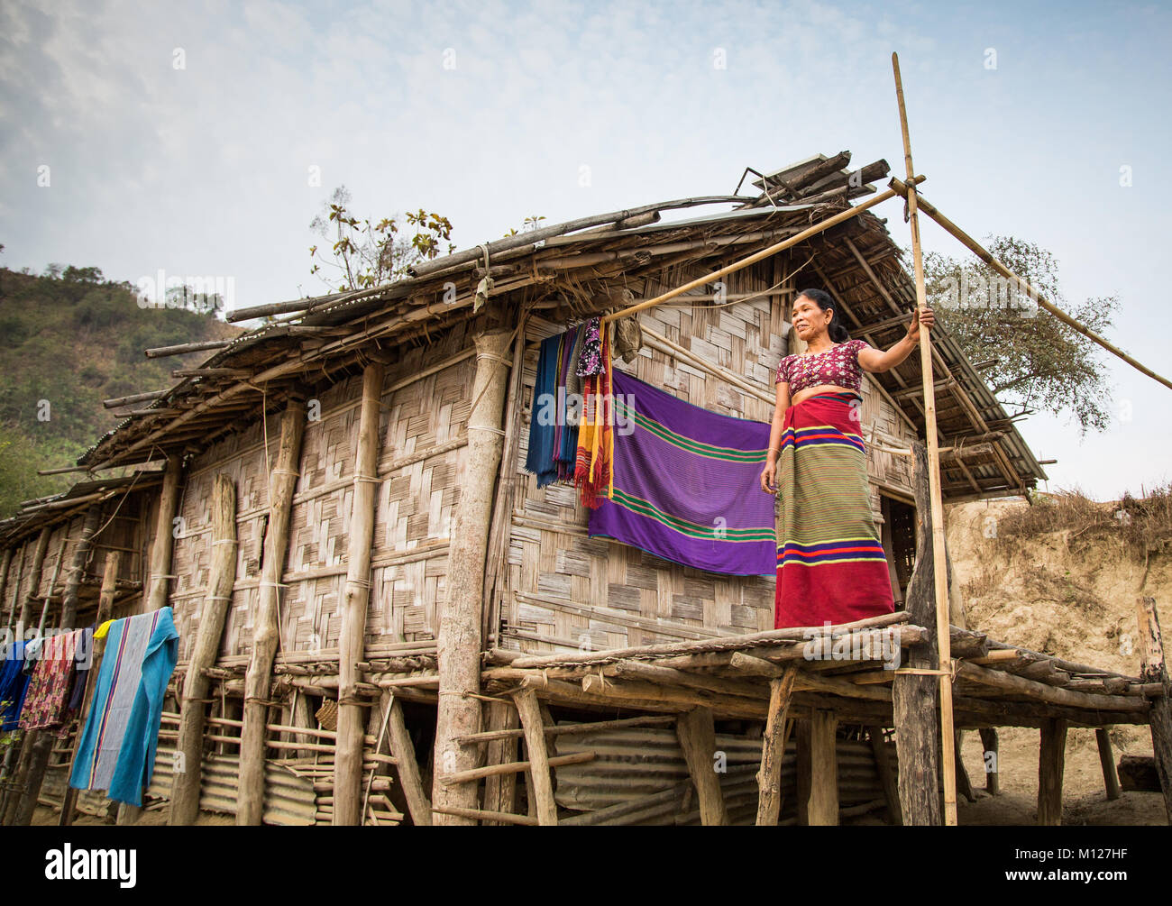 Femme, à l'extérieur de sa maison à une campagne de Bangladesh Banque D'Images