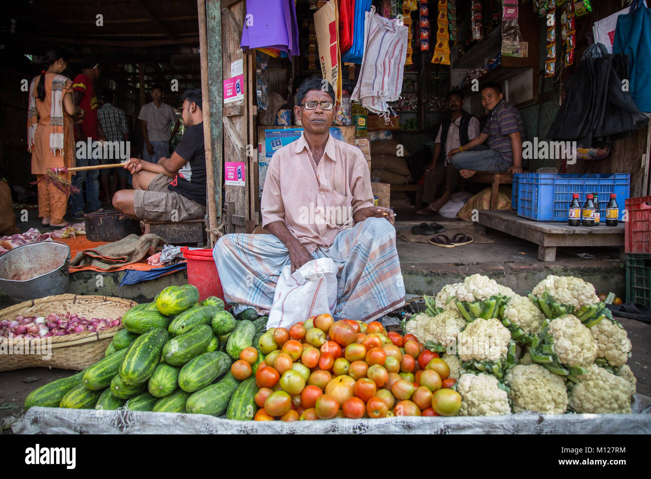 L'homme vente de légumes à un marché de rue au Bangladesh Banque D'Images