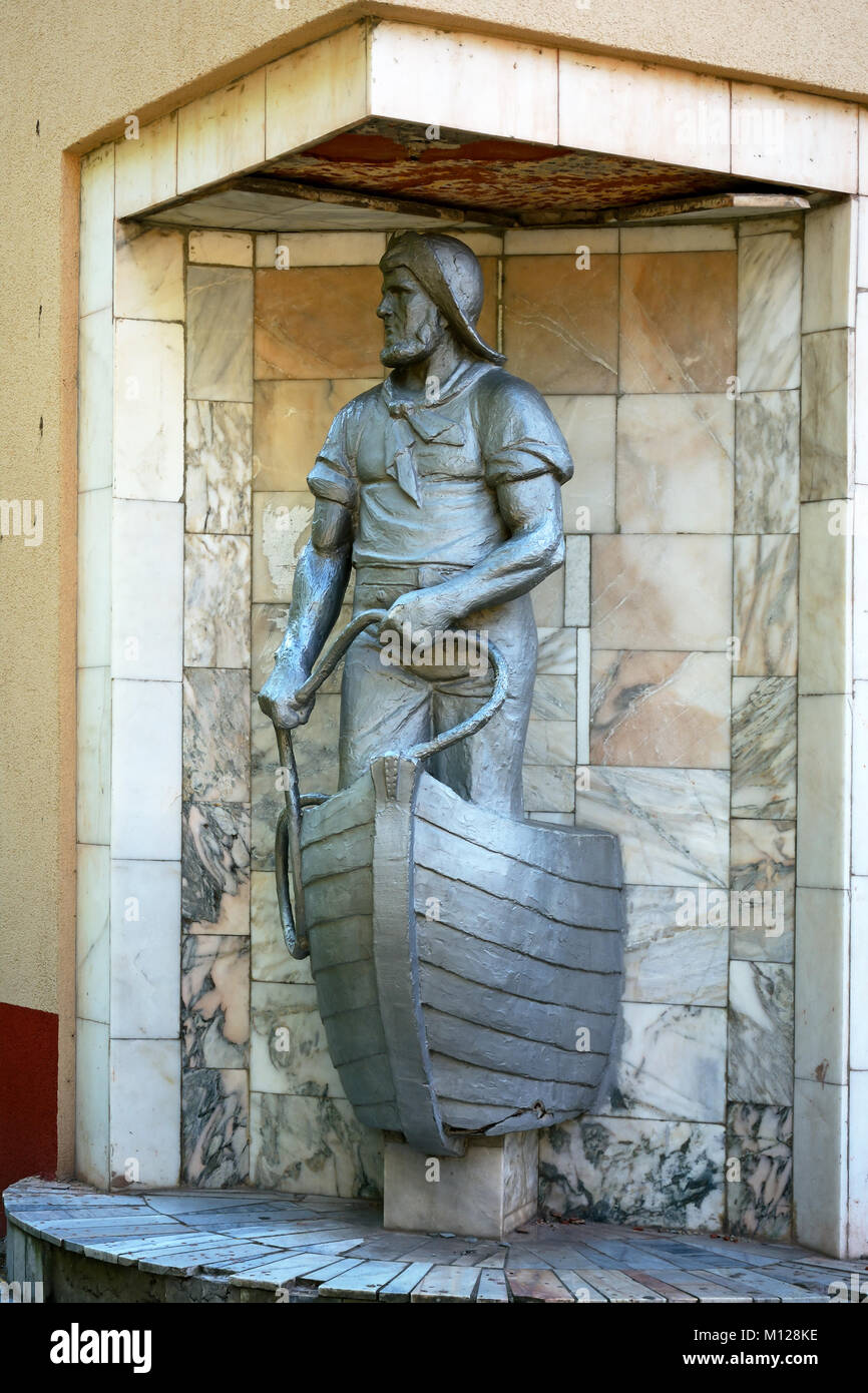 Svetlogorsk, vieux pêcheur niche statue dans un coin de la chambre Banque D'Images