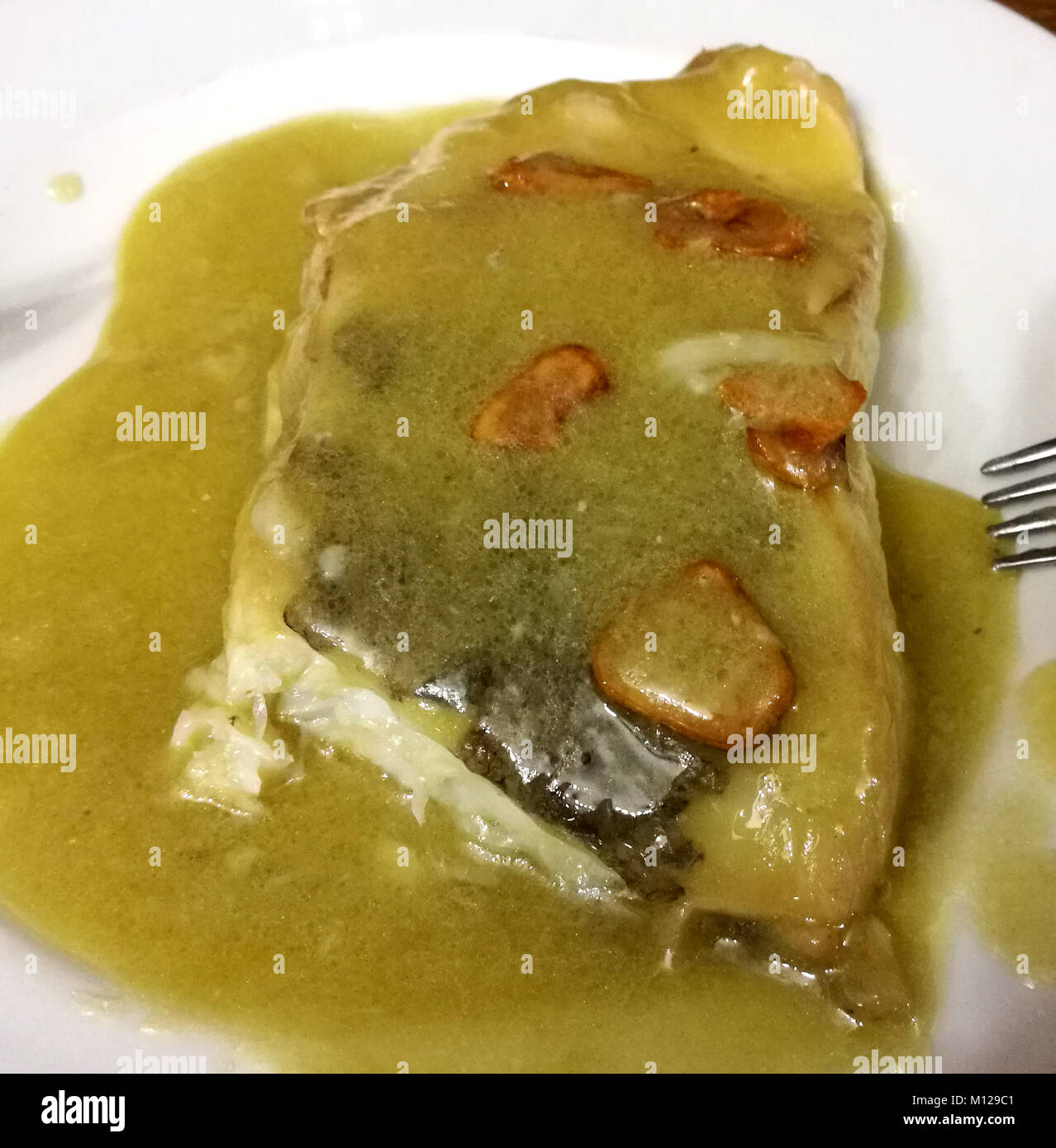 La morue salée dans une sauce pilpil une recette typiquement basque Banque D'Images