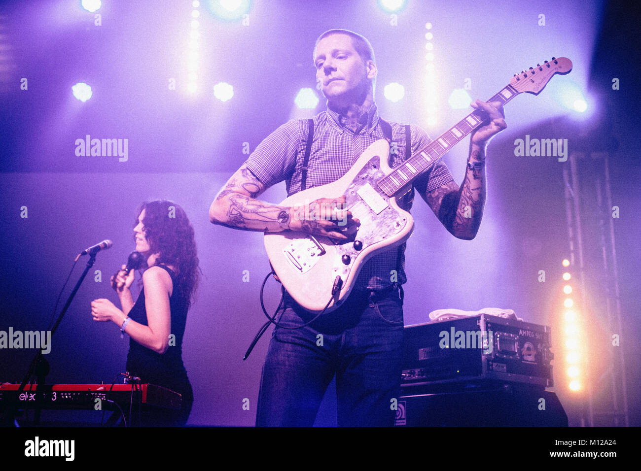 Musicien et guitariste Petey Dammit du groupe de rock psychédélique américain toi Oh voit photographié sur scène avec sa guitare. Pologne 2013. Banque D'Images