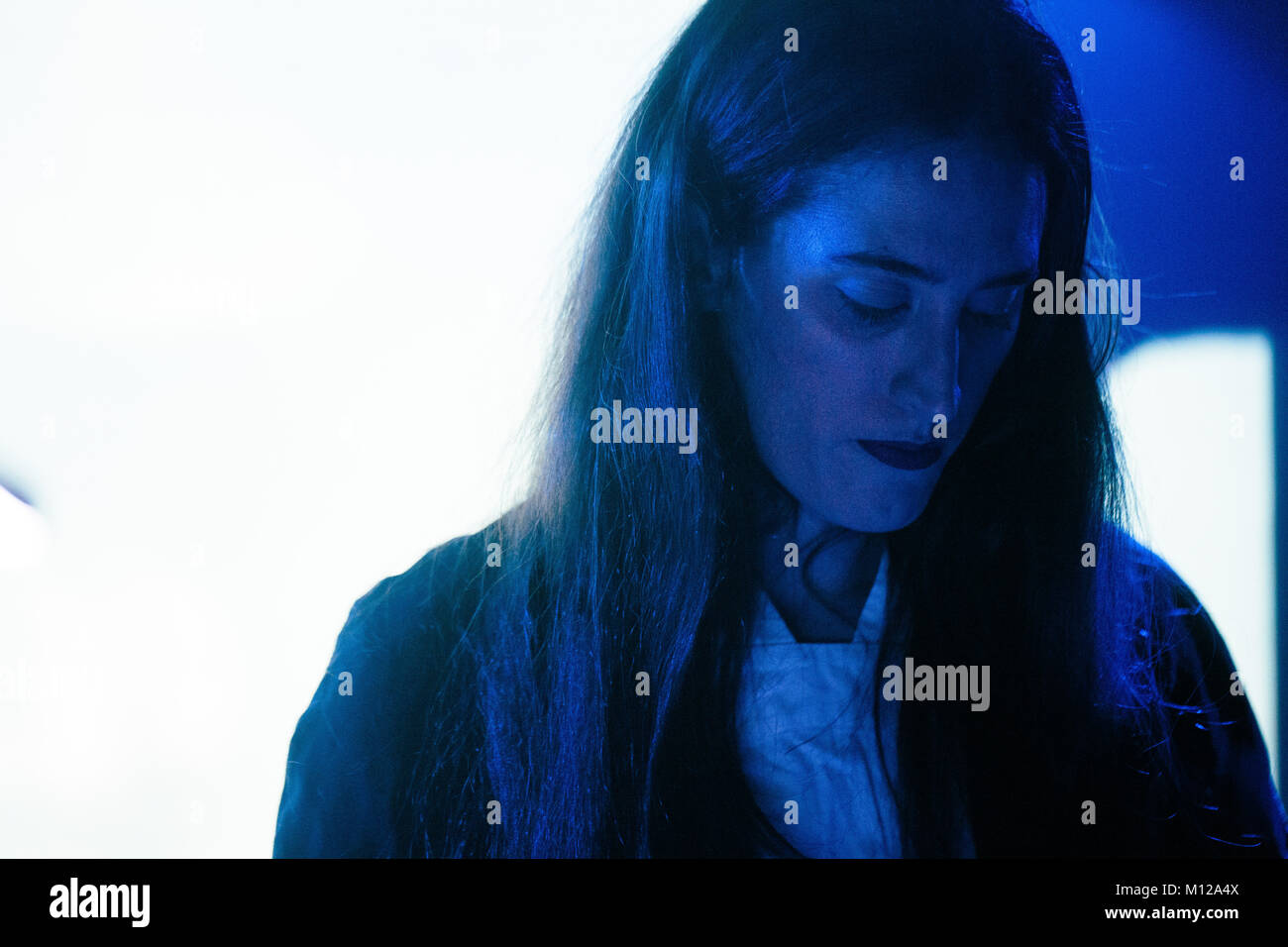 Le projet musical américain tropique du Cancer effectue un concert live à Huset pendant le festival de musique Festival danois Frost 2017 à Copenhague. Ici la sauvegarde est musicien Taylor Burch vu sur scène. Le Danemark, 23/02 2017. Banque D'Images