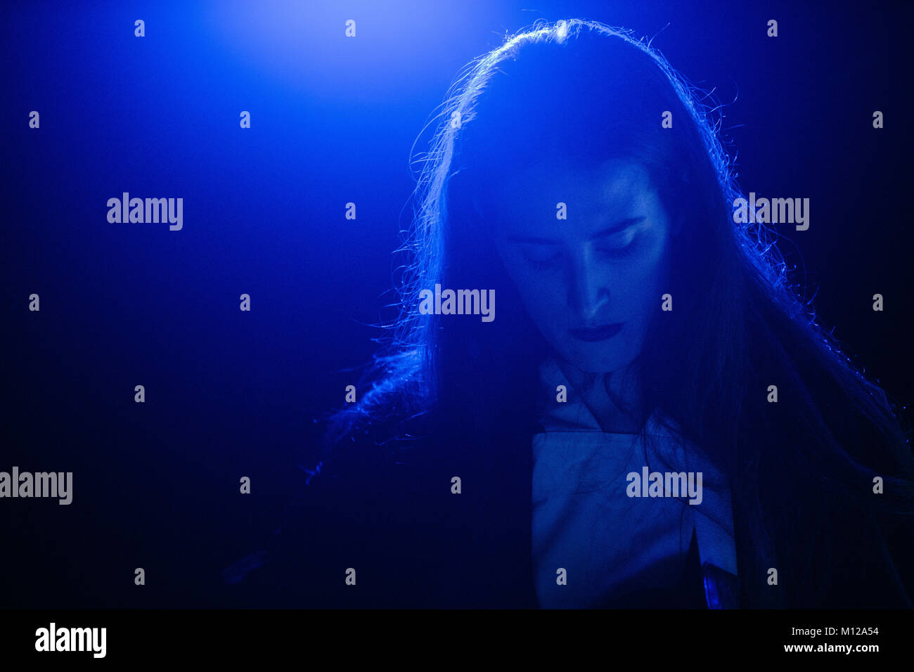 Le projet musical américain tropique du Cancer effectue un concert live à Huset pendant le festival de musique Festival danois Frost 2017 à Copenhague. Ici chanteur, auteur-compositeur et musicien Recherche Lobo est vu sur scène. Le Danemark, 23/02 2017. Banque D'Images