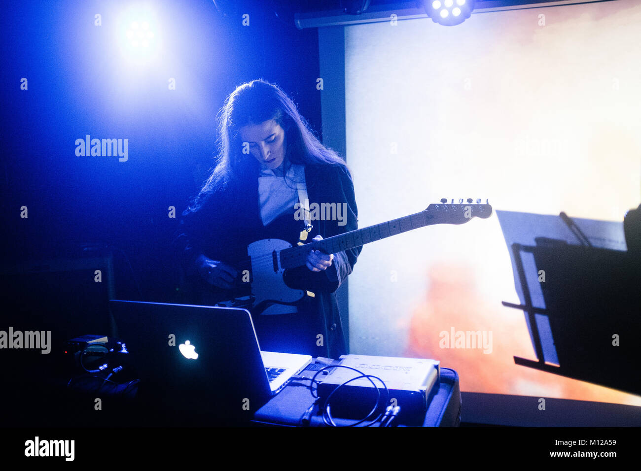 Le projet musical américain tropique du Cancer effectue un concert live à Huset pendant le festival de musique Festival danois Frost 2017 à Copenhague. Ici la sauvegarde est musicien Taylor Burch vu sur scène. Le Danemark, 23/02 2017. Banque D'Images