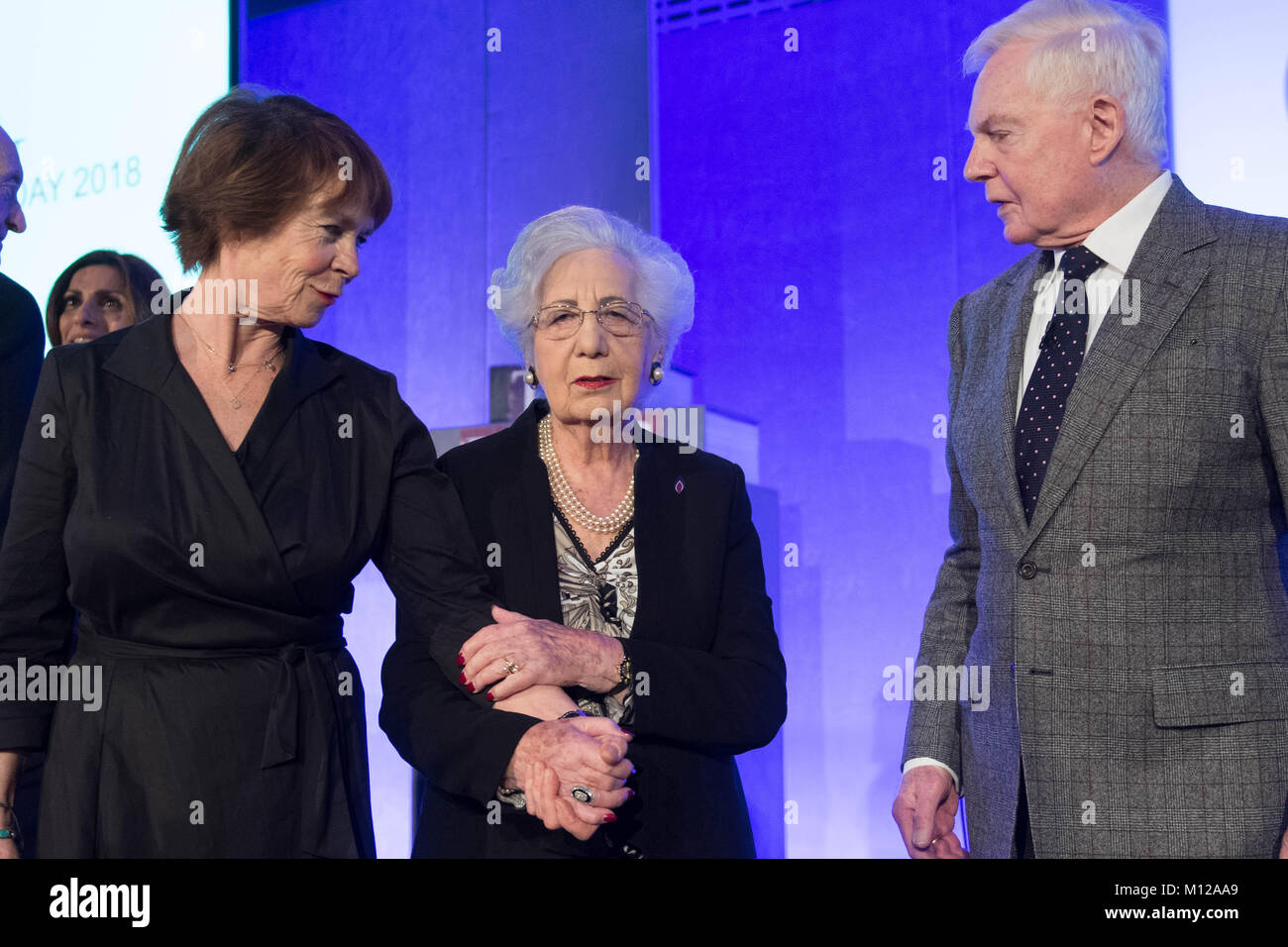 Celia Imrie (à gauche) et Derek Jacobi (droite) Inscrivez-vous survivant de l'Holocauste Helen Aronson (centre) avant un événement commémoratif au QEII Conference Centre de Londres, pour marquer le Jour commémoratif de l'Holocauste. Banque D'Images