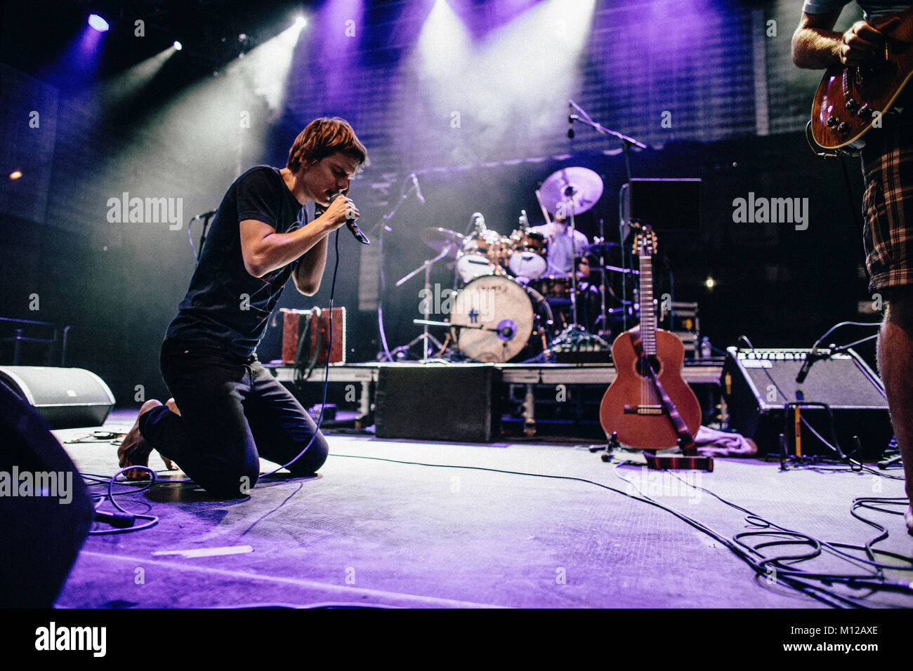 Chanteur Jan Unger de Zrní descend sur ses genoux en chantant au concert du groupe au festival Colours of Ostrava 2013. République tchèque. Banque D'Images