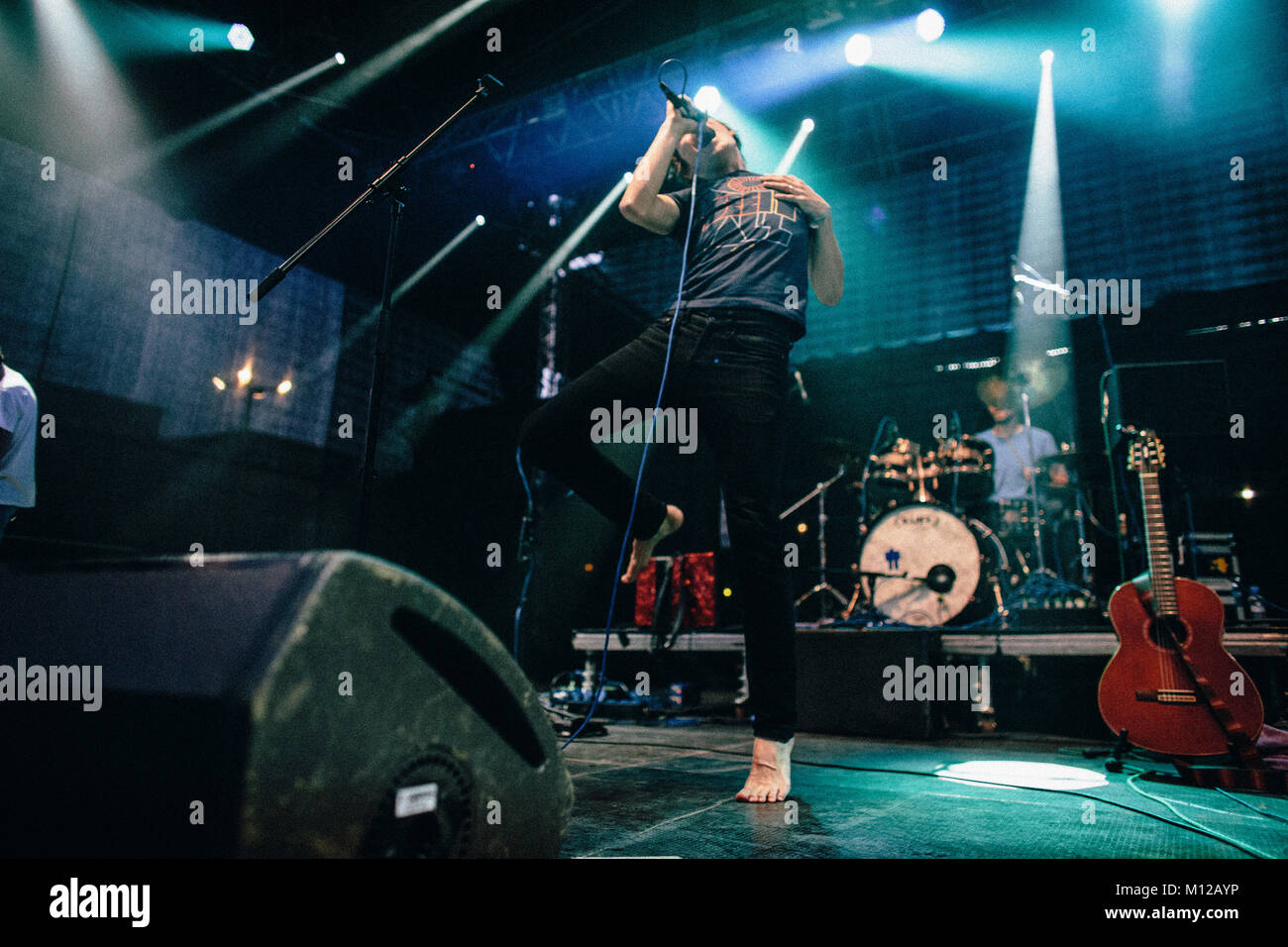 Chanteur de rock tchèque Jan Unger Zrní bande saute sur la scène avec beaucoup d'énergie au concert du groupe au festival Colours of Ostrava 2013. République tchèque Banque D'Images