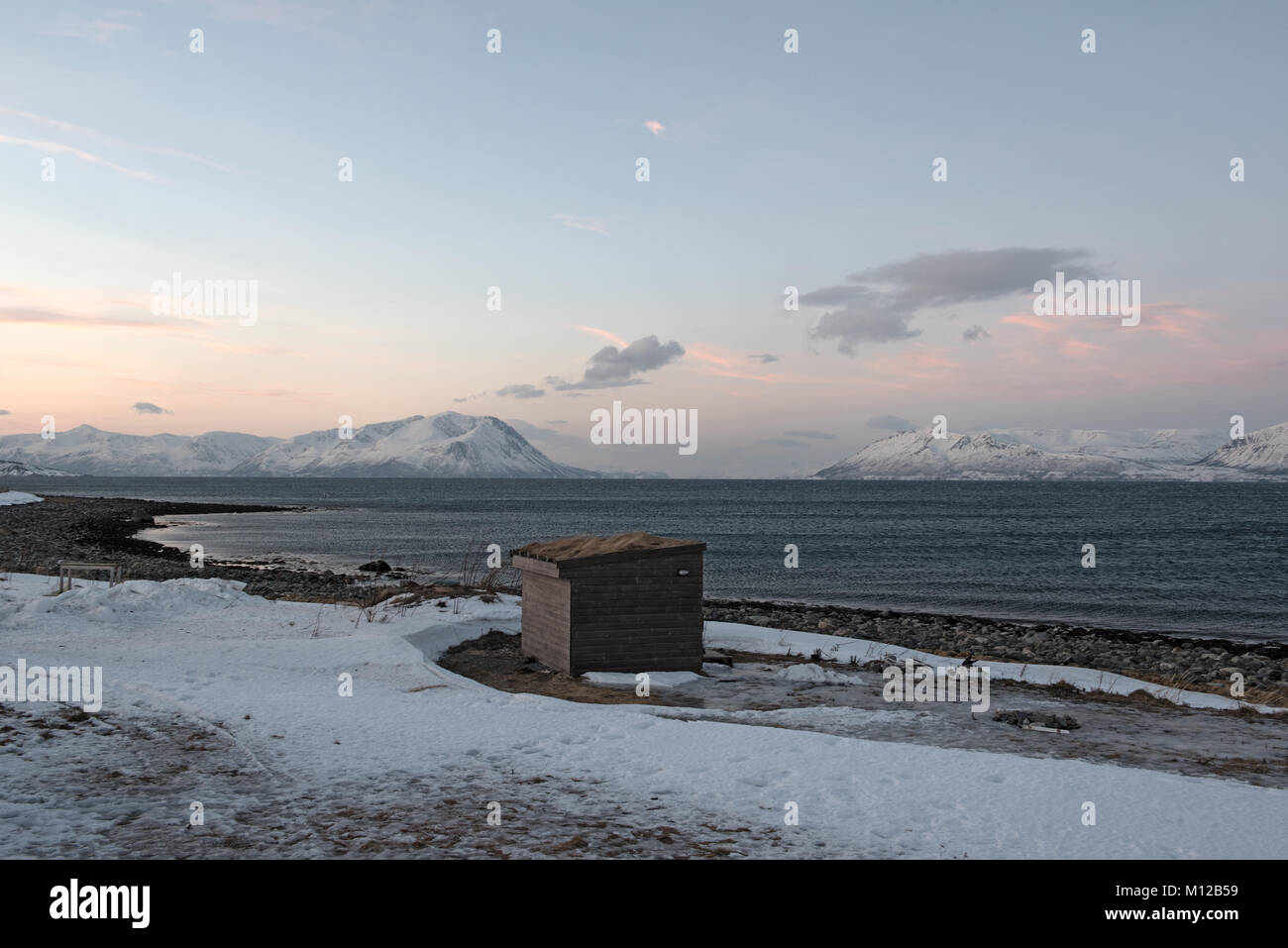 Vue de l'Ullsfjorden et les Alpes de Lyngen, Lyngen, Tromsoe, Norvège Banque D'Images