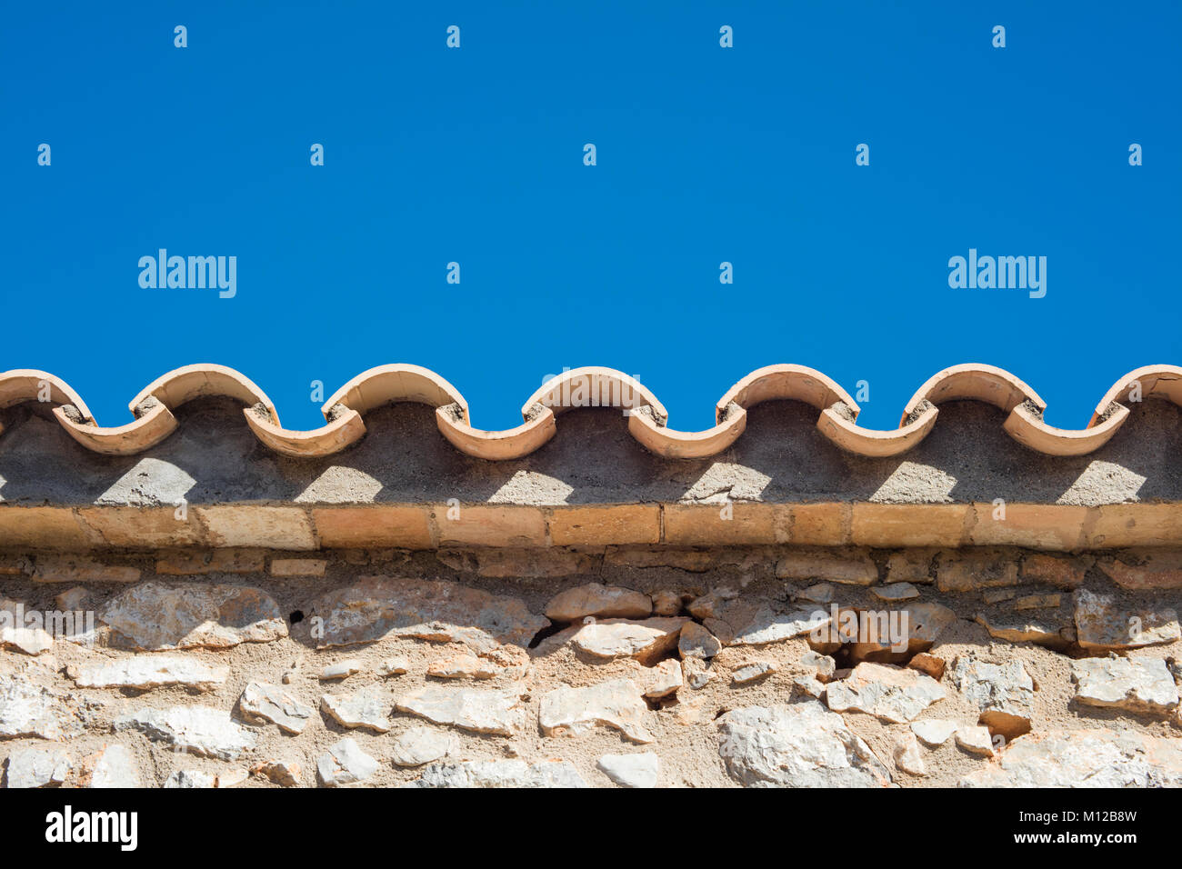 Détail d'un toit de tuiles d'une maison de campagne méditerranéenne lors d'une journée ensoleillée. Banque D'Images