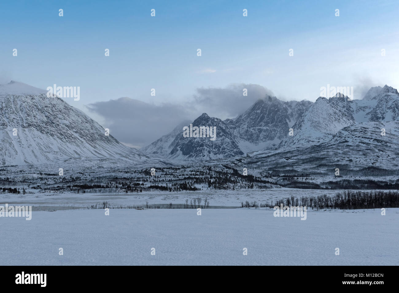 Vue de l'Alpes de Lyngen, Lyngen, Tromsoe, Norvège Banque D'Images