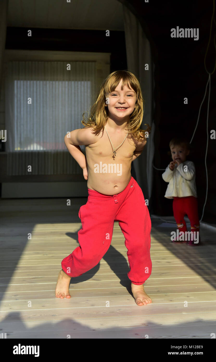 Happy smiling little in red pants Banque D'Images