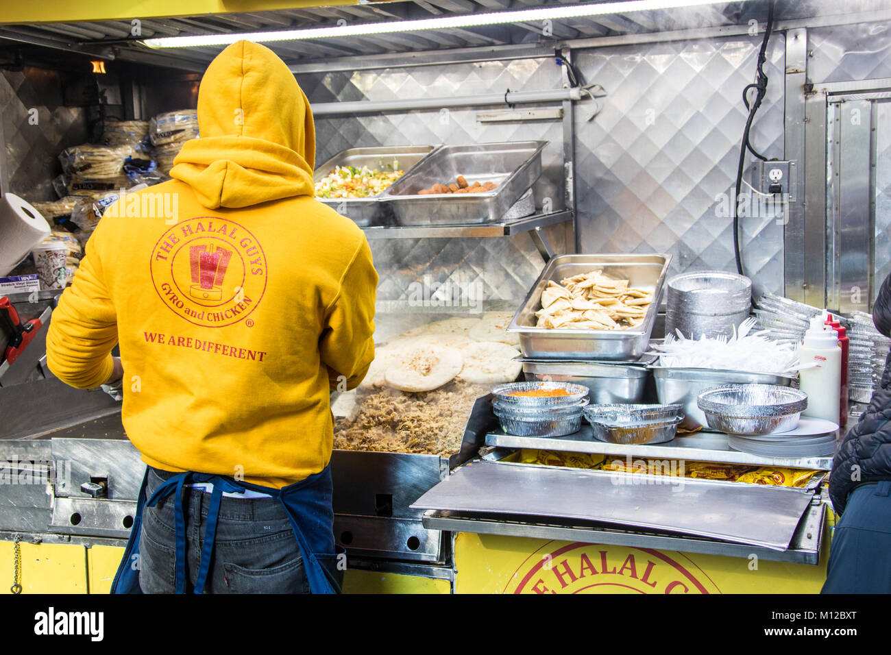 Panier alimentaire Halal gars, Manhattan, New York City Banque D'Images