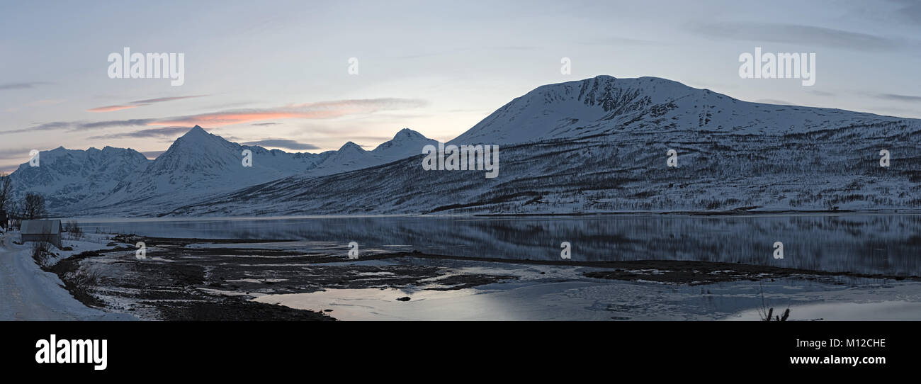 Vue de l'Ullsfjorden et les Alpes de Lyngen, Lyngen, Tromsoe, Norvège Banque D'Images
