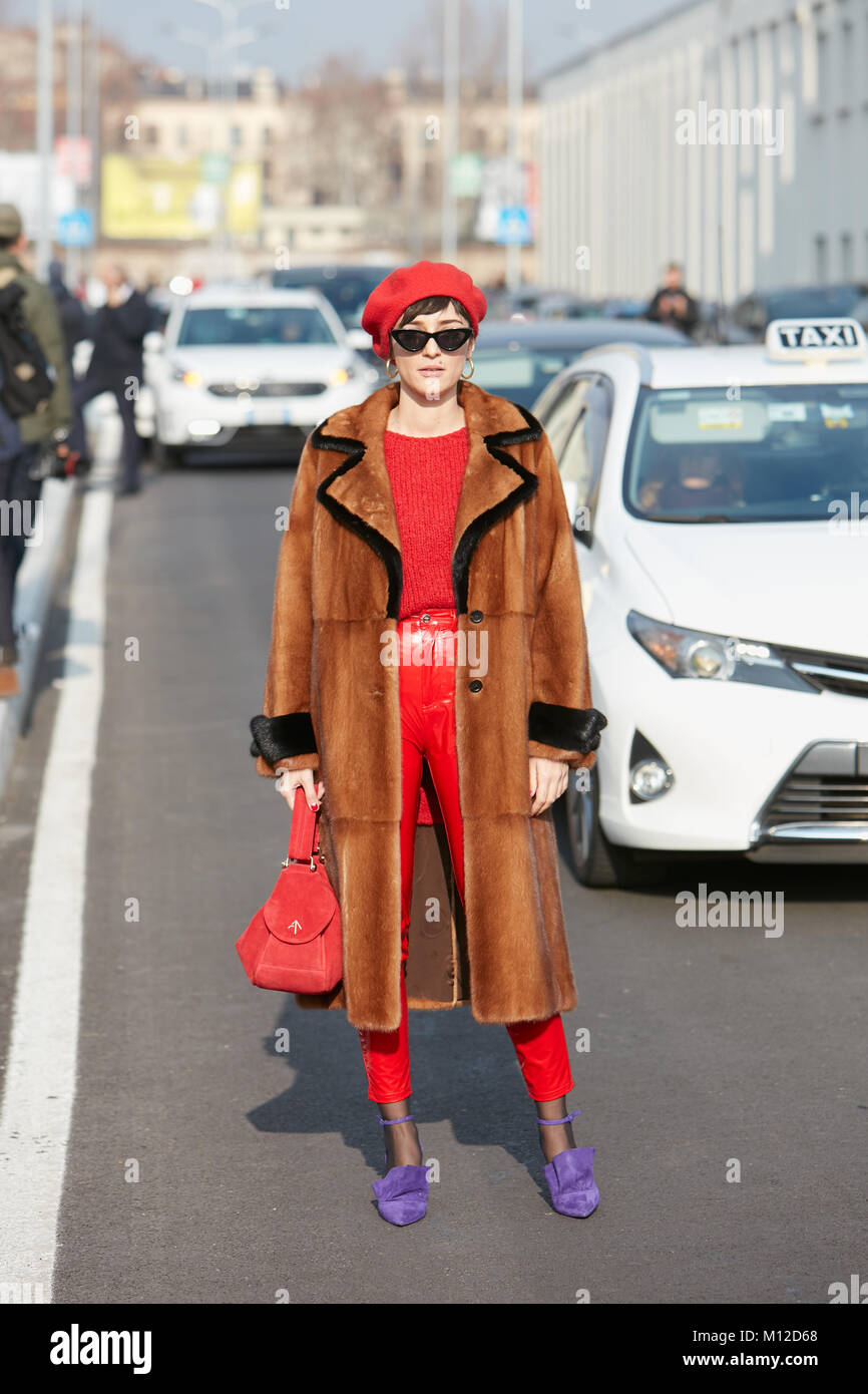 MILAN - le 14 janvier : Eleonora Carisi avec pantalon rouge et manteau de fourrure marron Dsquared avant 2 fashion show, Milan Fashion Week street style le 14 janvier Banque D'Images