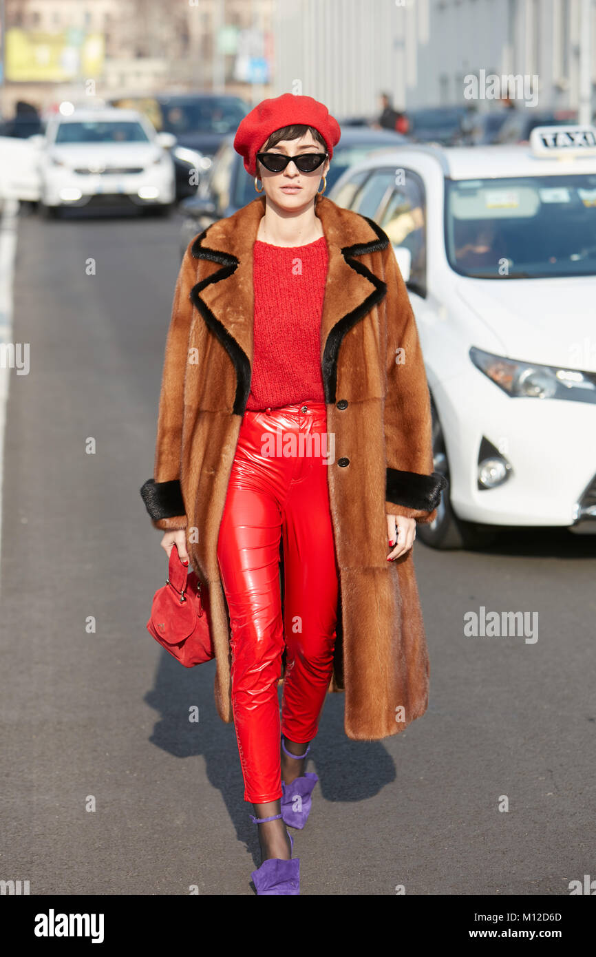 MILAN - le 14 janvier : Eleonora Carisi avec pantalon rouge et manteau de fourrure marron Dsquared avant 2 fashion show, Milan Fashion Week street style le 14 janvier Banque D'Images