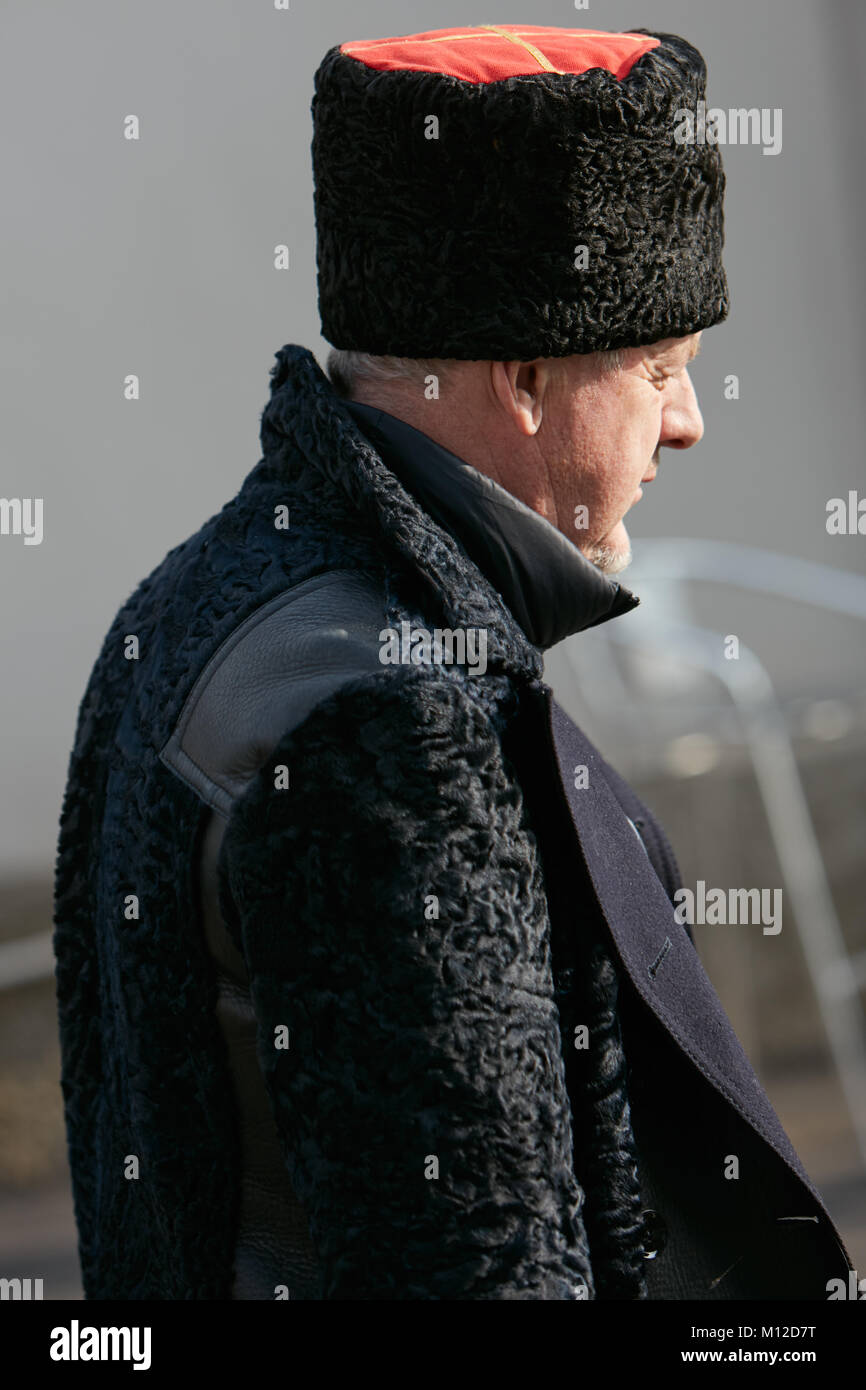 MILAN - le 14 janvier : l'homme avec manteau de fourrure noire et hat avant MSGM fashion show, Milan Fashion Week street style le 14 janvier 2018 à Milan. Banque D'Images