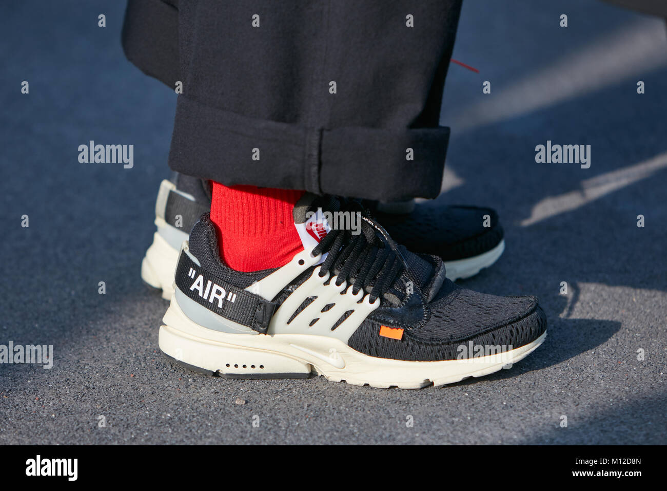 MILAN - janvier 14 : Nike Air chaussures et chaussettes rouge Dsquared  avant 2 fashion show, Milan Fashion Week street style le 14 janvier 2018 à  mi Photo Stock - Alamy