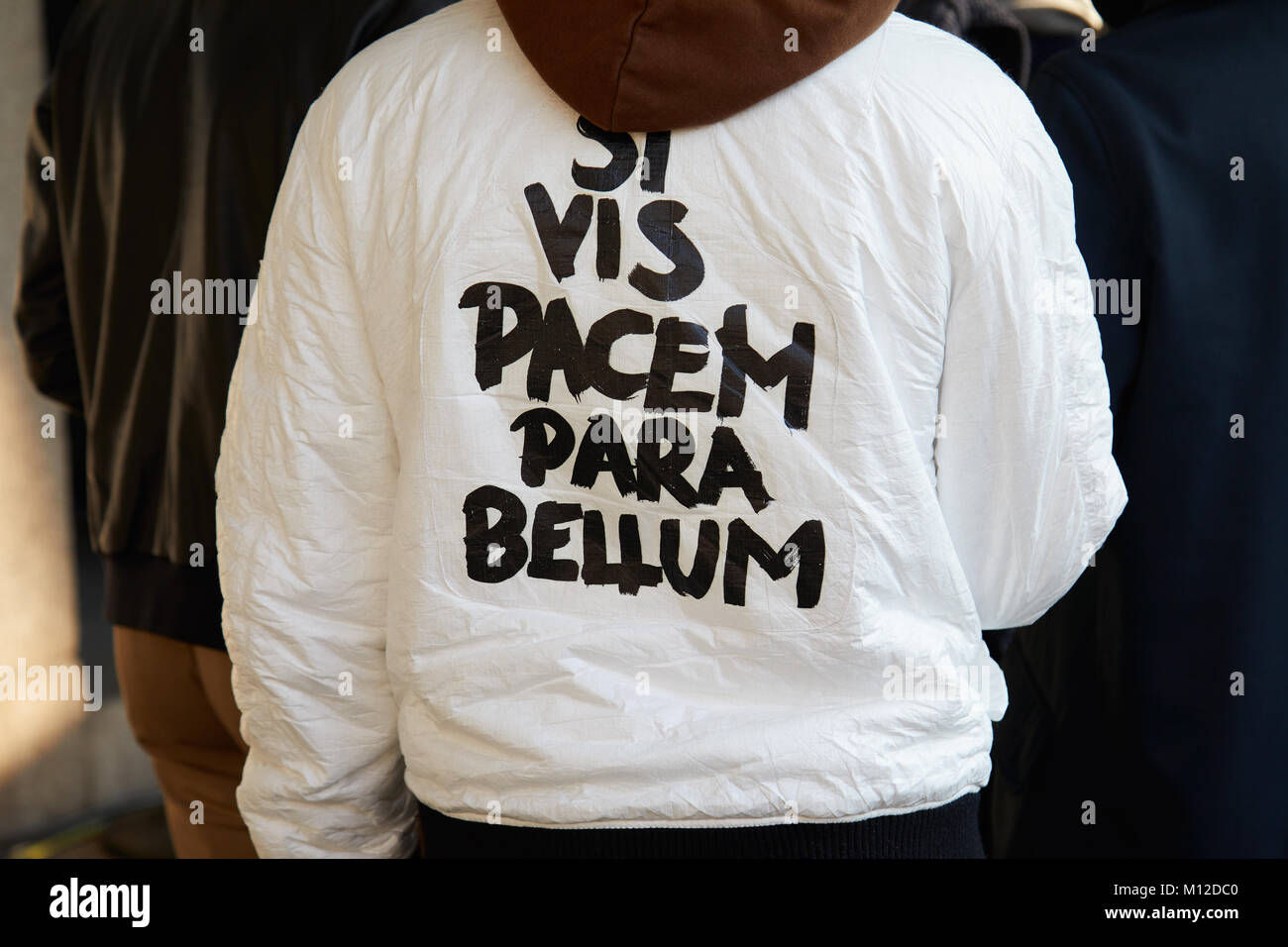 MILAN - le 14 janvier : blouson blanc avec devise latine "Si tu veux la paix, prépare la guerre" avant MSGM fashion show, Milan Fashion Week st Banque D'Images