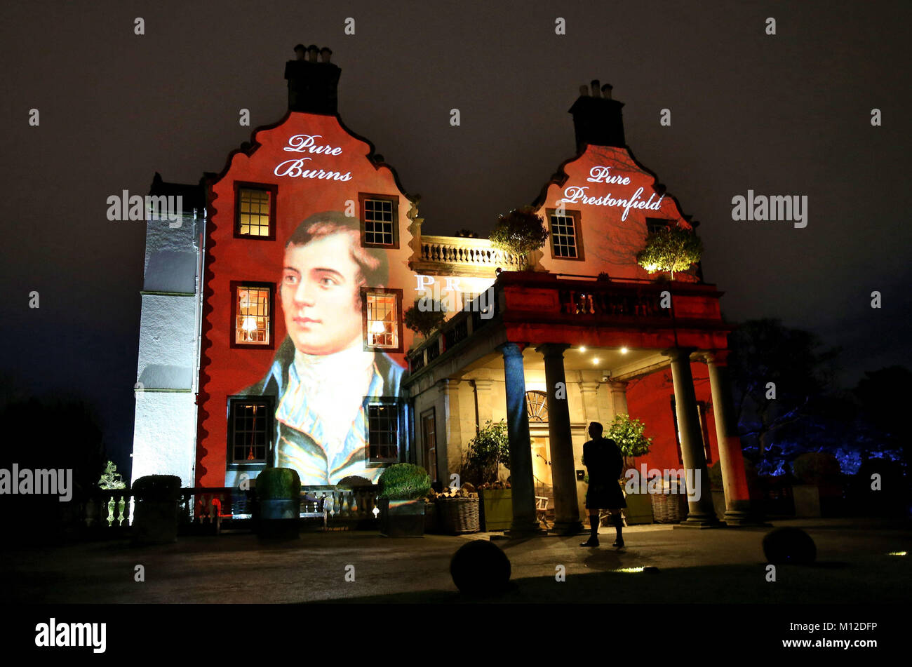 Un portrait de Robert Burns est projetée sur l'avant de Prestonfield House à Édimbourg le Burns Night. Banque D'Images