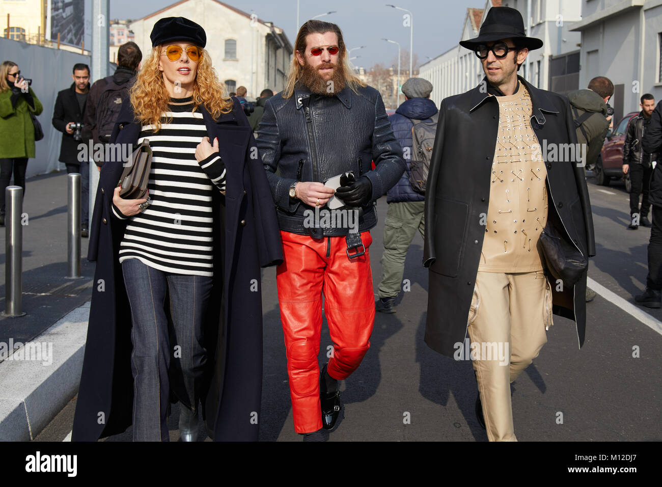 MILAN - le 14 janvier : Les clients avec un pantalon rouge et beige Dsquared 2 marche avant fashion show, Milan Fashion Week street style le 14 janvier 2018 en Banque D'Images