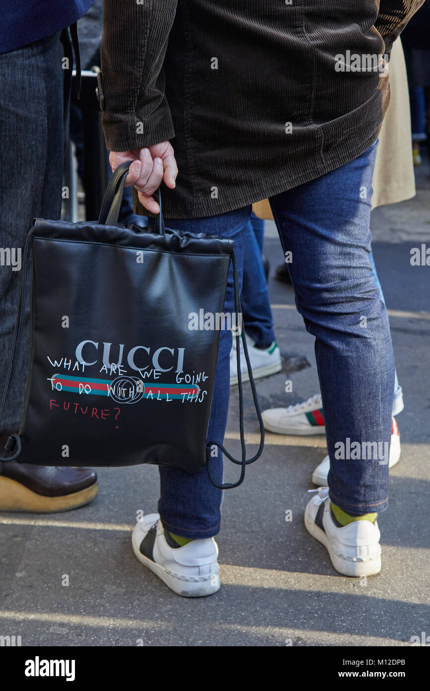 Gucci bag and man Banque de photographies et d'images à haute résolution -  Alamy