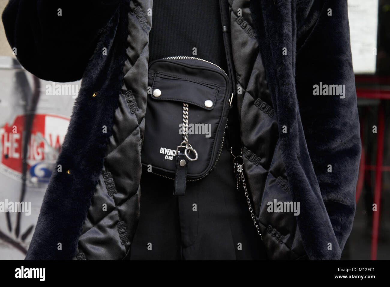 Black givenchy bag Banque de photographies et d'images à haute résolution -  Alamy