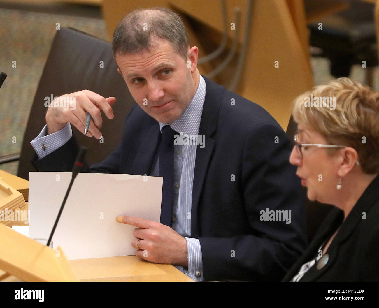 Michael Matheson, secrétaire à la Justice, lors d'un débat sur le comportement offensant dans le football et la loi sur les menaces de communication (Écosse), dans la salle de débat du Parlement écossais à Édimbourg. Banque D'Images